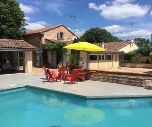 Maison d’hôtes naturiste – Grand lit dans l’alcôve de la pièce de vie.