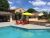 Maison d’hôtes naturiste – Grand lit dans l’alcôve de la pièce de vie.