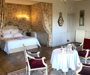 castel-saint-leonard-falaise-chambre-de-la-rotonde-champagne-rose