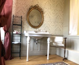castel-saint-leonard-falaise-chambre-du-marquis-salle-de-bain.jpeg